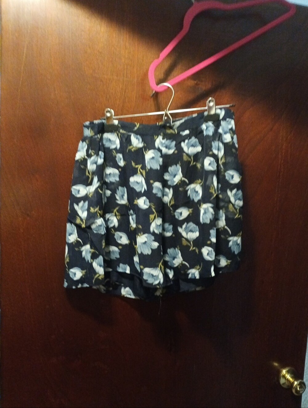 Hayden LA NWT Floral Flowy Dress Shorts Size Large Side Pockets Zip Closure